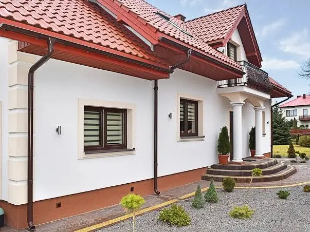 Elewacja z tynku akrylowego po myciu
