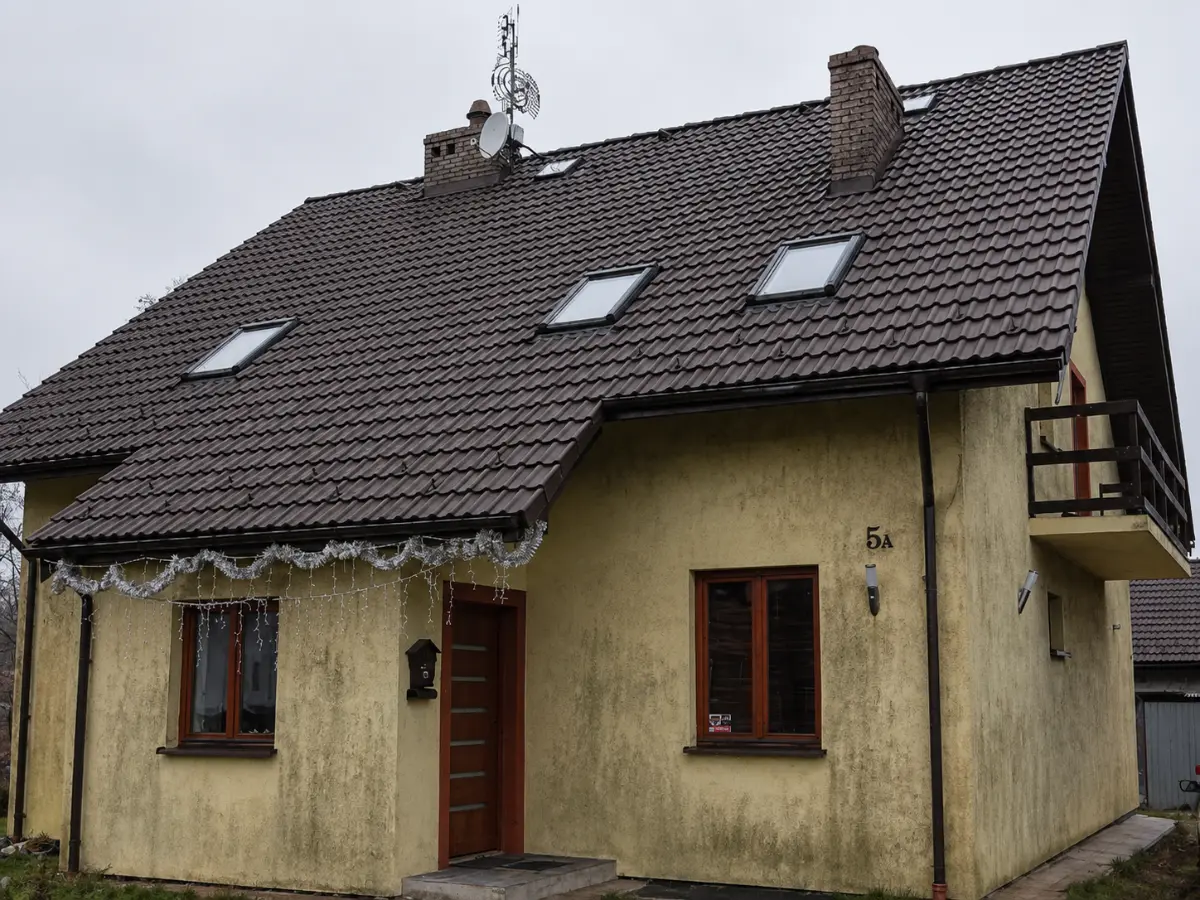 Elewacja z tynku mineralnego przed myciem – grzyby i porosty