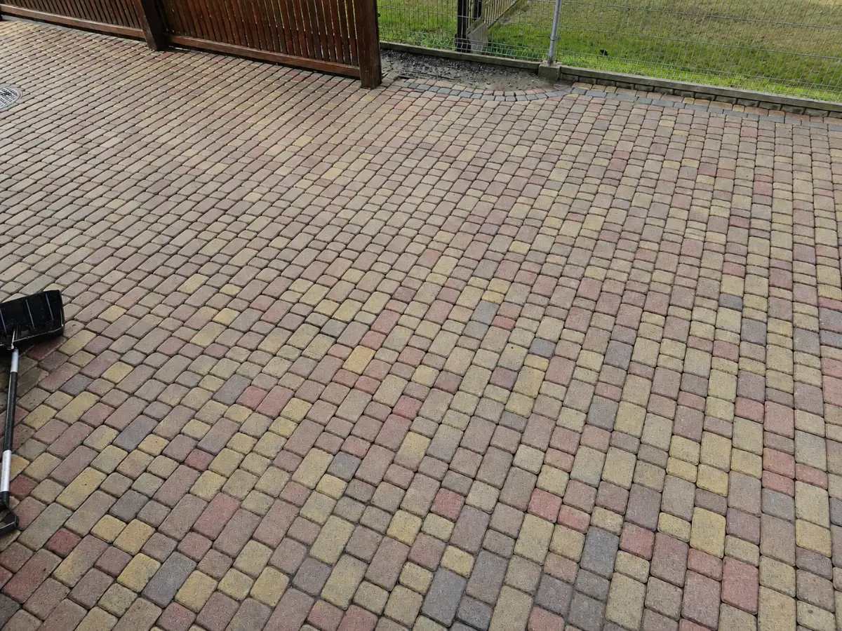 Podjazd z kostki brukowej po czyszczeniu