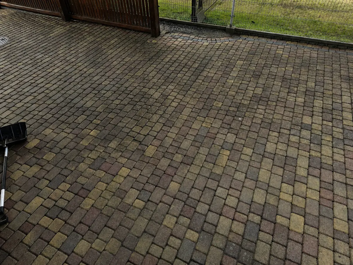 Podjazd z kostki brukowej przed czyszczeniem